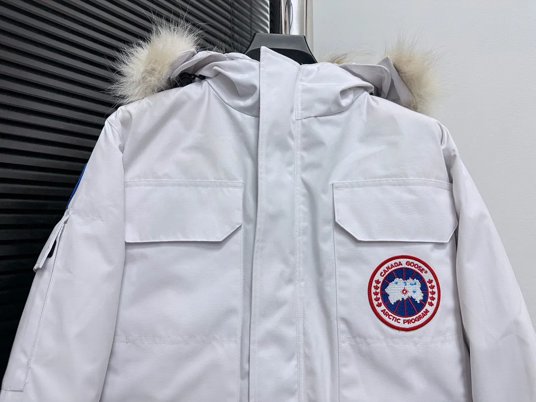 P780 Top Purchasing Version (Wolf Hair Optional) 🇨🇦CANADA GOOES 24 new models 08 models/couple models Factory direct supply: supplying global purchasing agents, micro-business, entities, Tmall, high-end stalls and studio cooperation, free shipping! Canada Goose Expedition Parka 2008 is the same style for men and women. It is mid-length and the most timeless classic. All Arctic and Antarctic scientific expedition teams choose Canada Goose as their cold-proof equipment. It is the Rolls-Royce of down jackets. ➖ Industry-leading anti-counterfeiting chip sensing. ➖ Imported Behringer embroidery machines and customized embroidery labels, the highest level and industry leading. ➖ Imported Korean 21-count polyester-cotton blended original fabric, TC85 waterproof coated fabric, water-repellent, windproof and wear-resistant. ➖ The new national standard 80 white duck down is filled with an average of 520 grams of down. The amount of down filled is industry-leading. ➖ 100% nylon lining with double double-layer sealing design to prevent velvet running, and seamless thread design on the cuffs! ➖ Western Canadian Green Wolf Collar. ➖ Yoshida YKK provides original factory-customized electroplated sliders. YKK two-way lockable zippers are tight and smooth and do not peel off paint. ➖ 3M composite Velcro is durable and the accessories and hardware are all custom-made. Note: Our copywriting is only simple and clear. Instead of bragging about the copywriting, it is better to compare and understand with samples. Only for the purest goose, the most dedicated, the most professional, the highest quality, the highest cost performance!  Size:XS-XXL